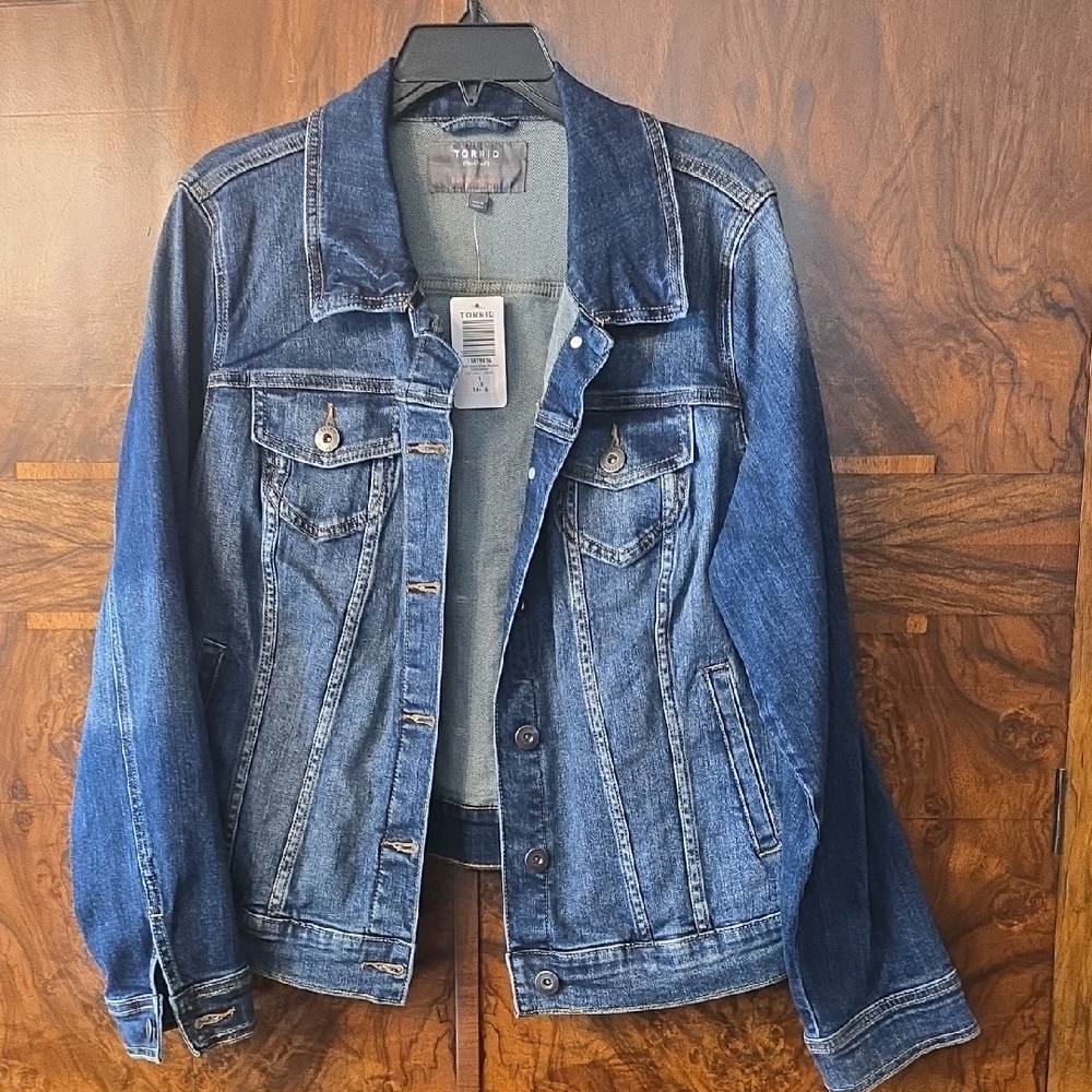 NWT Torrid Denim Trucker Jacket Sz 1 (14/16w)